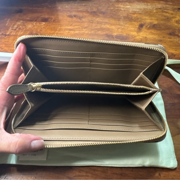Burberry Zip Around Chestnut Beige Wallet NWT - Picture 2 of 3